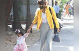 बेटी समीशा के साथ मुंबई की सड़कों पर यूं नजर आईं शिल्पा शेट्टी, लाडली का हाथ थामे चल रही थीं मां