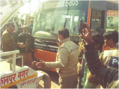Kanpur News: कानपुर में एक बार फिर बेकाबू हुई इलेक्ट्रिक बस, रेड सिग्नल पर खड़े वाहनों को कुचला