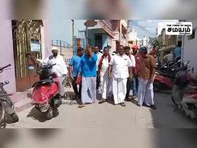 மசூதிக்கு வெளியே திமுகவினர் வாக்கு சேகரிப்பு!