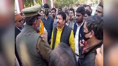UP Chunav: सपा सरकार में मंत्री रहे राधेश्याम सिंह पुलिस से भीड़े, बेटे का नामांकन कराने पहुंचे थे कलेक्ट्रेट