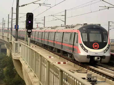 Delhi Metro News : 45 मिनट ट्रेन के अंदर फंसे रहे मेट्रो मुसाफिर, फिर ट्रैक पर चलकर स्टेशन तक पहुंचे