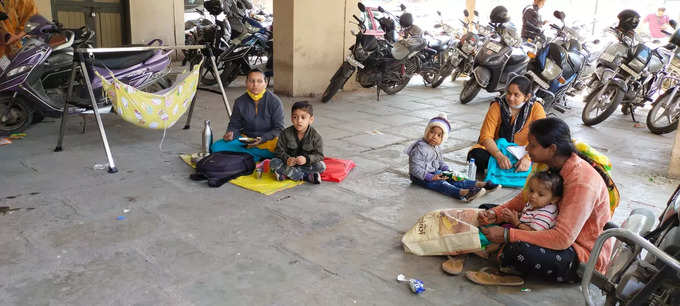 GSEB Vidyasahayak Bharti mothers with childs.