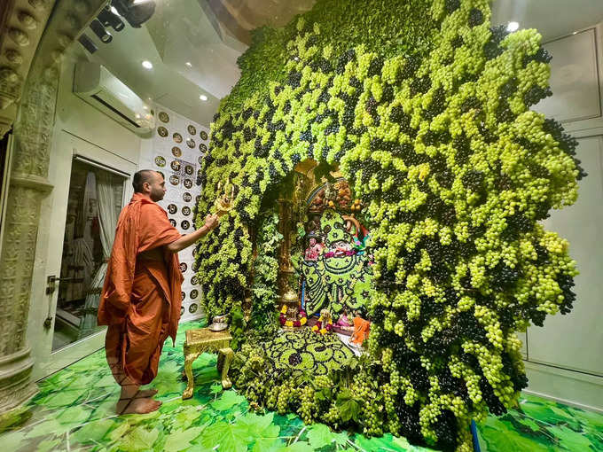 શ્રી કષ્ટભંજન હનુમાનજી મંદિર ખાતે હનુમાન દાદાને દ્રાક્ષના પોશાકનો શણગાર