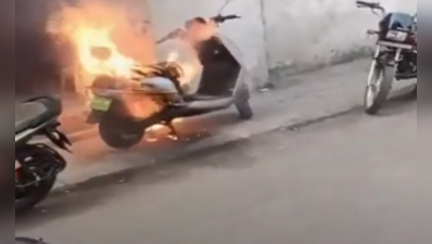 Suratમાં E-Bike ચાર્જિંગ કરતી વખતે આગ લગ્યા પછી ધડાકો થયો, Video વાયરલ
