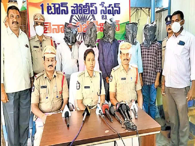 కేసు వివరాలు తెలియజేస్తున్న డీఎస్పీ, సీఐలు