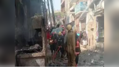 Delhi Fire News : पश्चिमी दिल्ली में मिठाई की दो दुकानों में लगी भीषण आग, तीन लोगों को बचाया