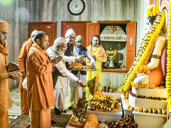 गोरखनाथ मंदिर में योगी आदित्यनाथ