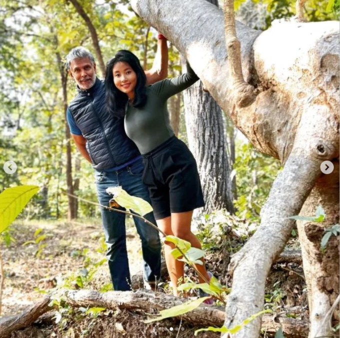 પત્ની અંકિતા સાથે દક્ષિણ ગુજરાતના જંગલમાં ફરી રહ્યો છે મિલિંદ સોમણ