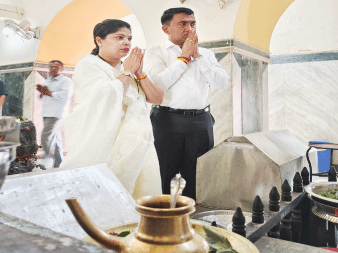 pramod sawant with wife