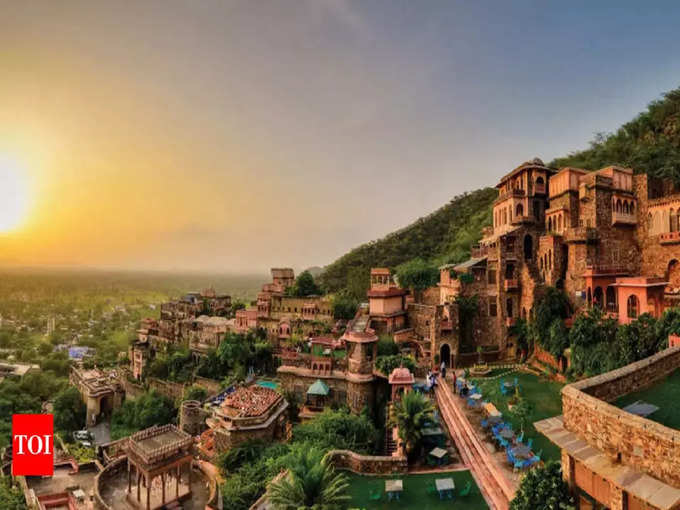 नीमराना फोर्ट रिजॉर्ट - Neemrana Fort Resort