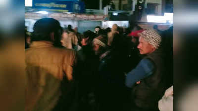 Satna News : नाबालिग लड़की से मोबाइल दुकान संचालक ने की छेड़छाड़, परिजनों ने सड़क पर लगाया जाम, जमकर किया हंगामा