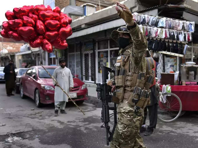 काबुल में तालिबान के सामने बलून बेचता स्ट्रीट वेंडर