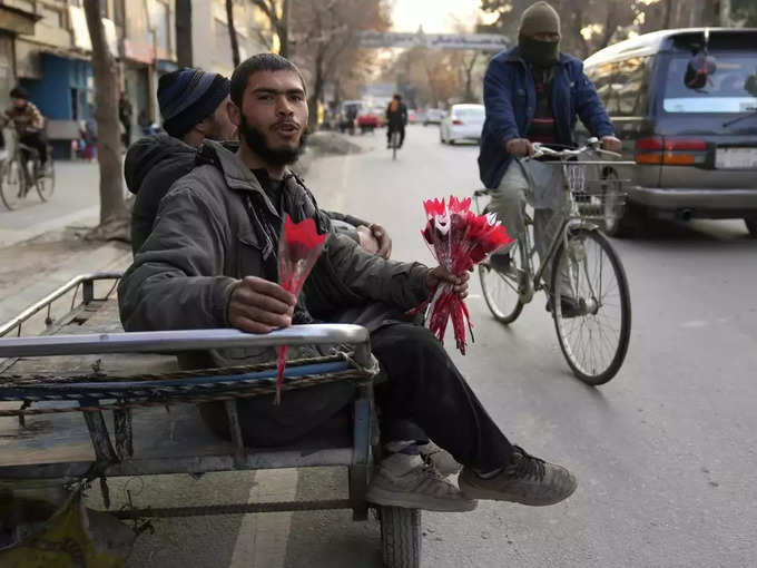 अफगानिस्तान में गुलाब का फूल बेचता दुकानदार