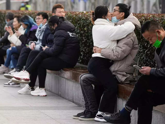 चीन के शंघाई में ऐसे दिखा वैलेंटाइन डे का नजारा