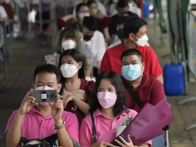 थाईलैंड में वैलेंटाइन डे मनाने पहुंचे लोग