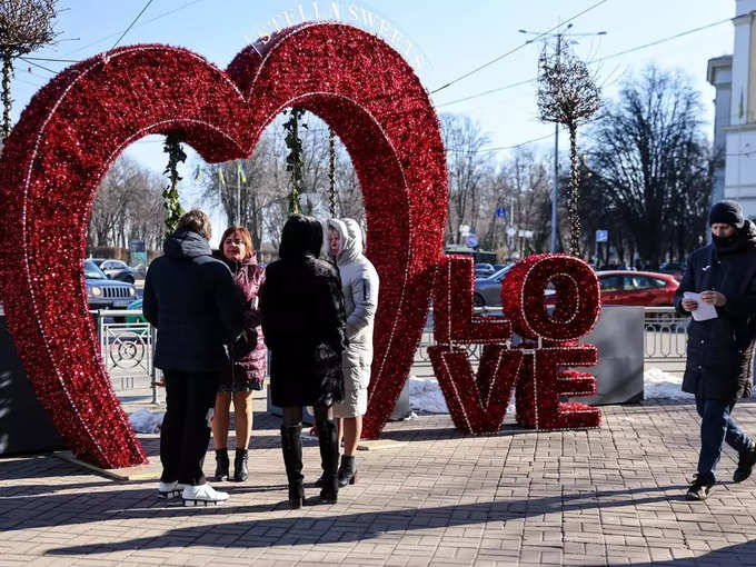 यूक्रेन की राजधानी कीव में वैलेंटाइन डे मनाने निकले लोग
