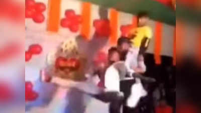 Viral Video: ಹುಮ್ಮಸ್ಸಿನಿಂದ ವೇದಿಕೆಯೇರಿದ್ದ ಯುವಕರಿಂದ ಡ್ಯಾನ್ಸ್‌ ನಡುವೆ ಸ್ಟಂಟ್: ಮತ್ತೆ ಆಗಿದ್ದೇ ಬೇರೆ!