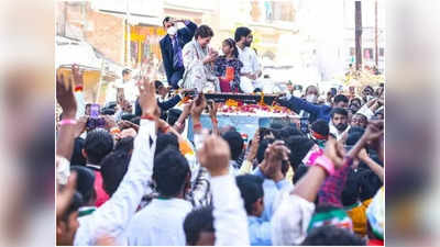 UP Chunav: हमीरपुर में कांग्रेस को फर्श से अर्श में लाने के लिए प्रियंका गांधी ने किया रोड शो, भीड़ ने बरसाए फूल