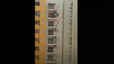 Video: अजब माणसाचा गजब प्रताप; १२ व्या मजल्यावर लटकून करत होता व्यायाम