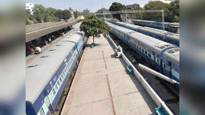 Selfie Accident Gurugram: रेलवे स्टेशन के पास सेल्फी ले रहे थे चार युवक, मौत बनकर आई ट्रेन, चारों की मौत