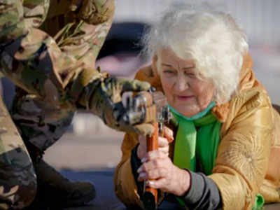 यूक्रेन की इस 79 वर्षीय दादी ने उठा ली AK47, इसलिए ले रही है ट्रेनिंग