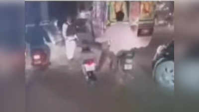 Viral Video: ಬ್ಯುಸಿ ರಸ್ತೆಯಲ್ಲಿ ಏಕಕಾಲದಲ್ಲಿ 2 ಬೈಕ್‌ನೊಂದಿಗೆ ಸವಾರಿ!: ನೆಟ್ಟಿಗರಿಗೆ ಅಚ್ಚರಿ