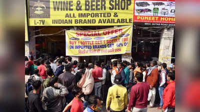 दिल्‍ली में शराब इतनी सस्‍ती कैसे? ठेकों पर डिस्‍काउंट और ऑफर्स का गणित समझ‍िए
