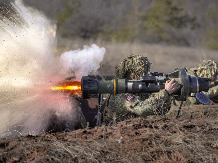 Ukrainian-fires-weapon