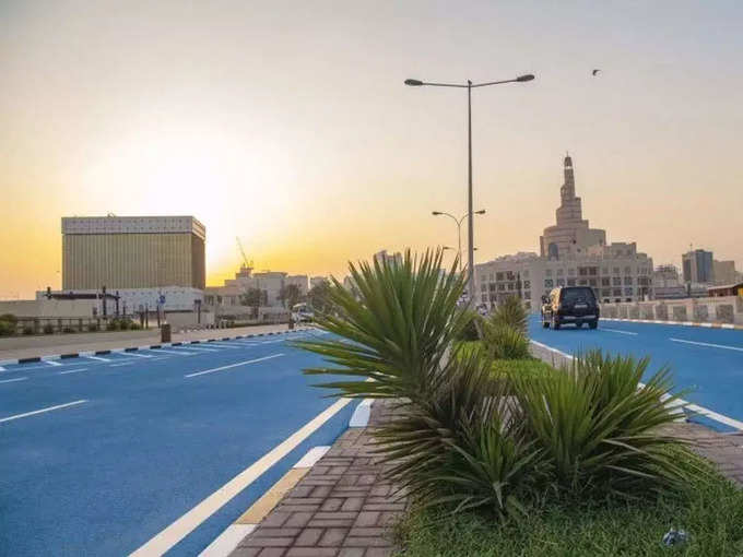 कतर की सड़कों को नीले रंग से क्यों रंगा गया है -