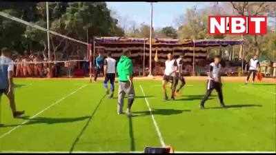 Akshay Kumar: देहरादून में ITBP के जवानों के साथ वॉलीबॉल मैच खेलते दिखे अभिनेता अक्षय कुमार, देखें वीडियो
