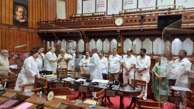 ವಿಧಾನ ಪರಿಷತ್‌ನಲ್ಲಿ ಪ್ರತಿಭಟನೆ ನಡೆಸುತ್ತಿದ್ದ ಕಾಂಗ್ರೆಸ್ ಸದಸ್ಯರ ಮನವೊಲಿಸಲು ವಿಫಲರಾದ ಸಭಾಪತಿ ಹೊರಟ್ಟಿ