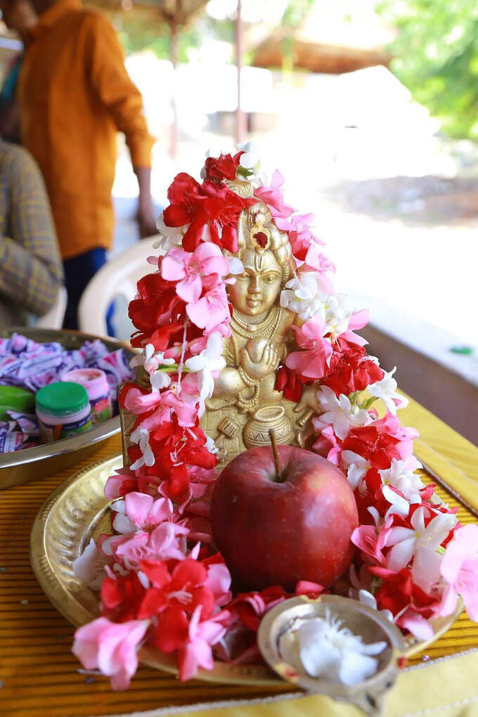 ​ಶ್ರೀಕೃಷ್ಣನಿಗೆ ನವಿಲು ಗರಿ