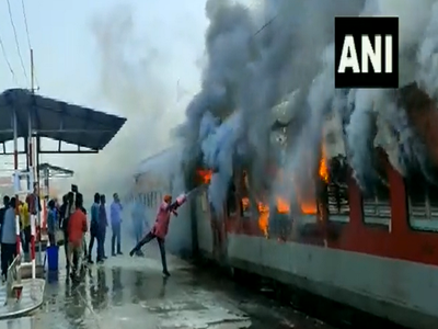Breaking : प्लॅटफॉर्मवर उभ्या ट्रेनला अचानक लागली भीषण आग, VIDEO पाहून थरकाप उडेल