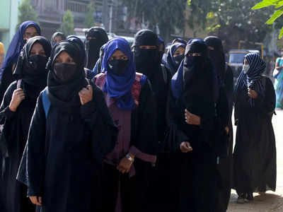 Hijab Controversy: कॉलेजबाहेर निदर्शने केल्याने १० विद्यार्थिनींविरुद्ध गुन्हा दाखल 