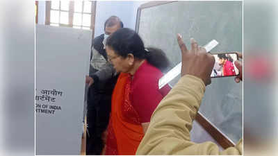 UP Election 2022:  कानपुर मेयर प्रमिला पांडेय ने उड़ाईं चुनाव आयोग की धज्जियां, वोट देते EVM का शेयर क‍िया फोटो