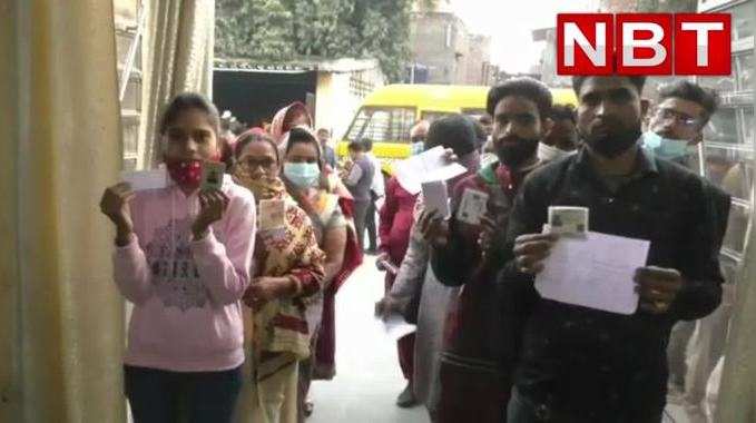 कानपुर: आदर्श बूथ पर मतदाताओं को टीका, फूल बरसाकर किया जा रहा स्वागत