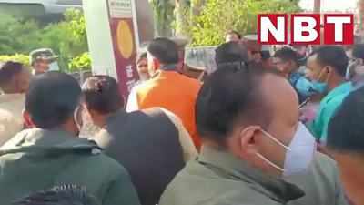 UP Chunav Third Phase: कानपुर में सुरक्षाकर्मियों से भिड़े योगी सरकार के मंत्री सतीश महाना, देखिए वीडियो