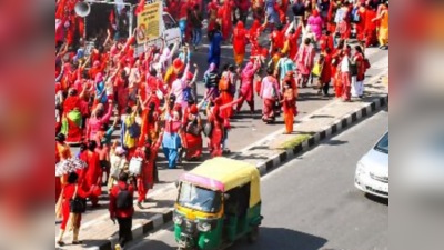 Delhi News: आंगनवाड़ी कार्यकर्ताओं का फूटा गुस्सा, सीएम केजरीवाल के घर के पास निकाला विरोध मार्च