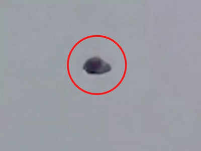 Pakistan UFO News: पाकिस्तान में एलियंस ने दी दस्तक? आसमान में झूलती दिखी रहस्यमय गोल चीज, लोग बोले- पक्का UFO है!