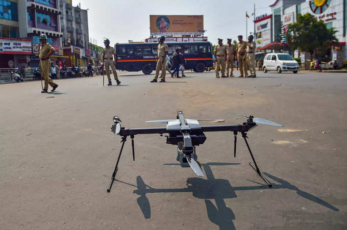 फ्लैग मार्च और ड्रोन से निगरानी