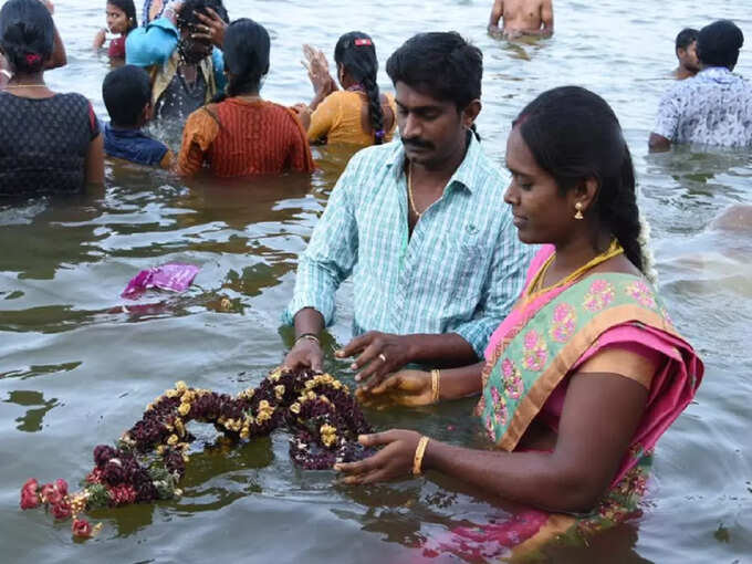 सिर पर फोड़ा जाता है नारियल -