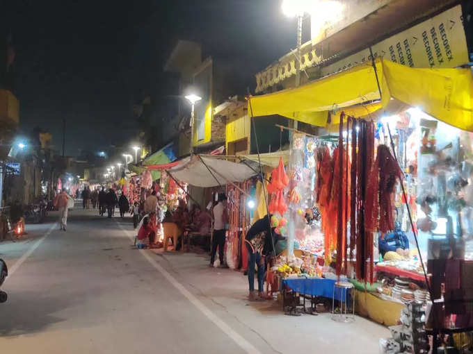 हनुमानगढ़ी के पास दुकानें