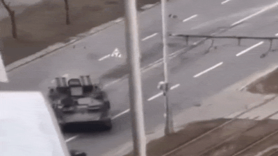 यूक्रेन से दो खौफनाक वीडियो: कार पर चढ़ा टैंक... वहीं रूसी काफिले के आगे डटा अकेला यूक्रेनी
