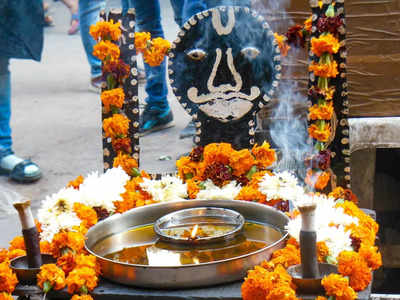 Shani Dev Puja Tips: অভিশপ্ত শনি! তাই ঘরে রাখা হয় না তাঁর মূর্তি