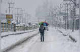 Snowfall in Kashmir: जम्मू-कश्मीर में जमकर बर्फबारी, लैंडस्लाइड, बंद NH के बाद सैंकड़ों फंसे, देखें तस्वीरें
