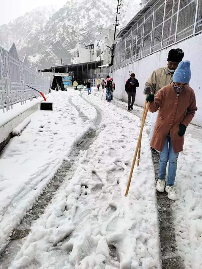 वैष्णोदेवी दरबार में जमकर गिरी बर्फ