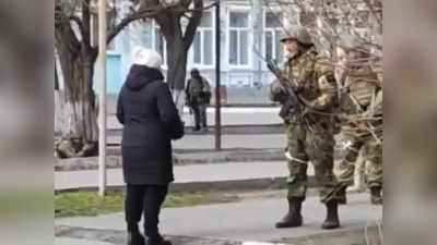 ukraine russia news : युक्रेनची महिला रशियन सैनिकाला भिडली!, तो व्हिडिओ होतोय व्हायरल