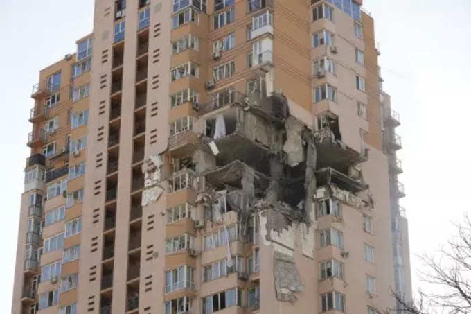 रूसी अटैक में बिल्डिंग का हिस्सा क्षतिग्रस्त