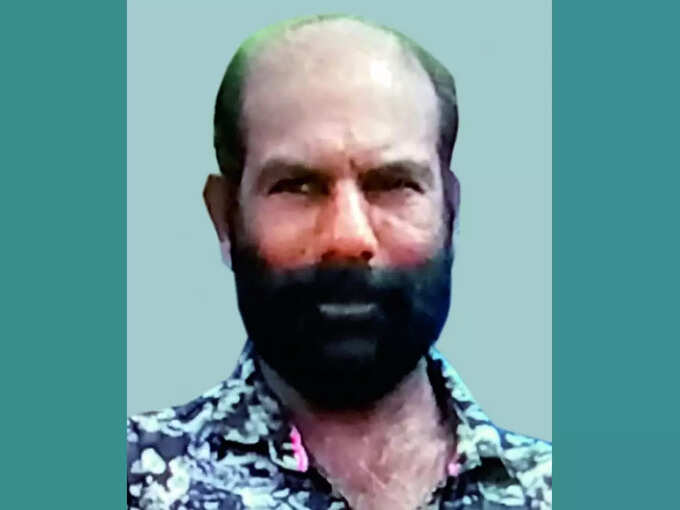 ​തെങ്ങുകയറ്റ തൊഴിലാളിയും പണിയായുധങ്ങളും