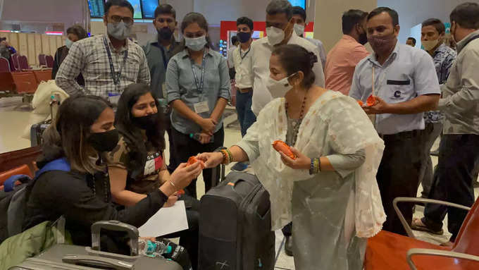 kishori pednekar welcomes students at mumbai airport